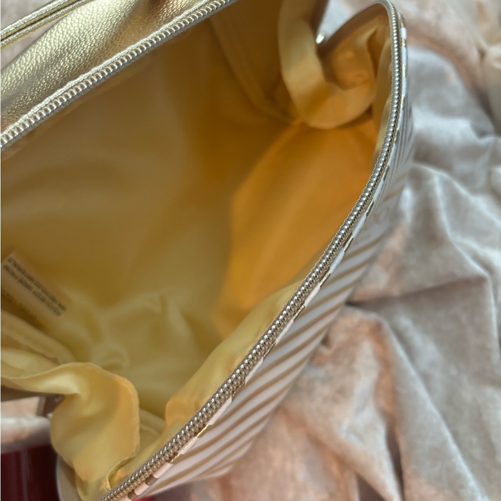 Shiseido Red and White Skincare Set with Gold Accents - Picture 6 of 6